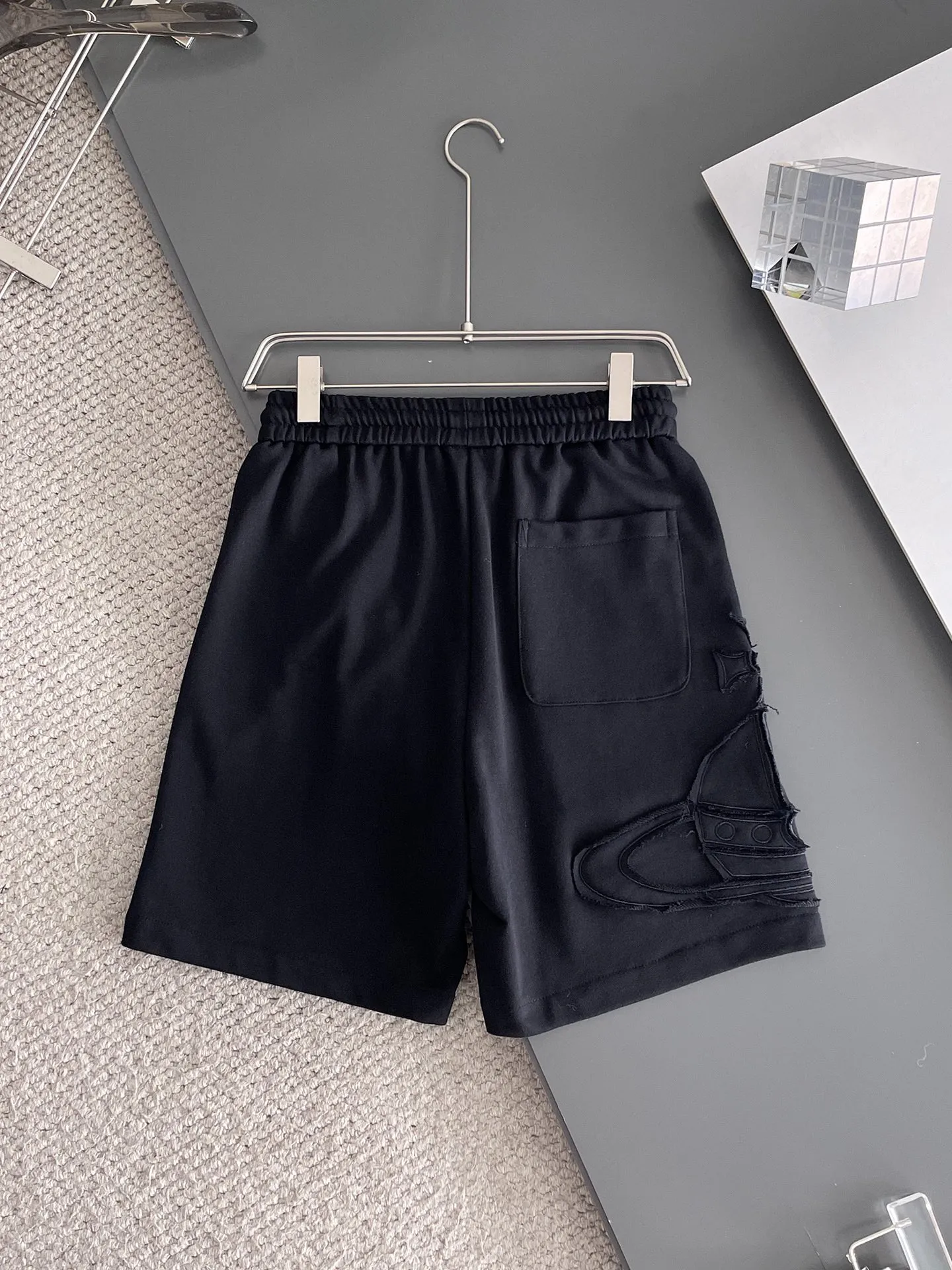 The Queen Mother's three-standard complete 2025 summer New Arrival men's casual shorts, advanced custom-made Breathable fabric, Breathable fabric, extremely stretchy and comfortable, impeccable details, top-grade accessories, original logo design concept, delicate and soft feel! The upper body fit is awesome! Size: M-XXXL Please state your height and weight when ordering